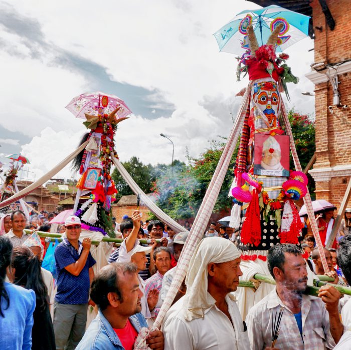 A Taha Macha (some sort of self-constructed bamboo tower with photos of family members who passend away in the past year) being carried through the city in the honor of the deceased.